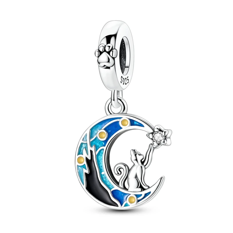 Pingente em prata com gato sentado dentro de uma lua crescente azul, tocando uma estrela brilhante.