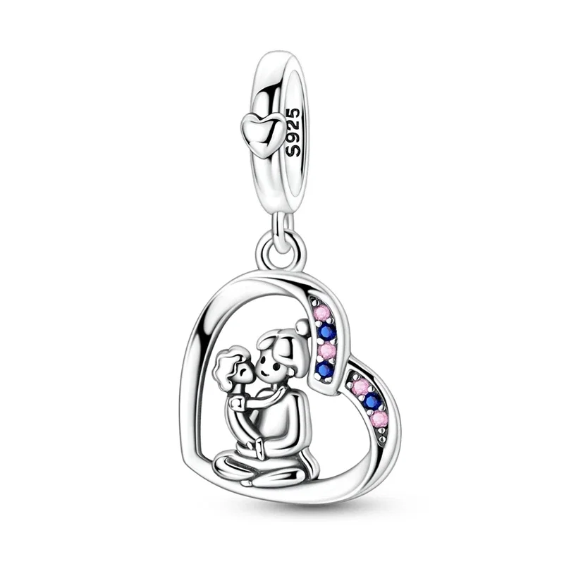 Pingente em prata com moldura de coração e figura de mãe e filho, com zircónias.