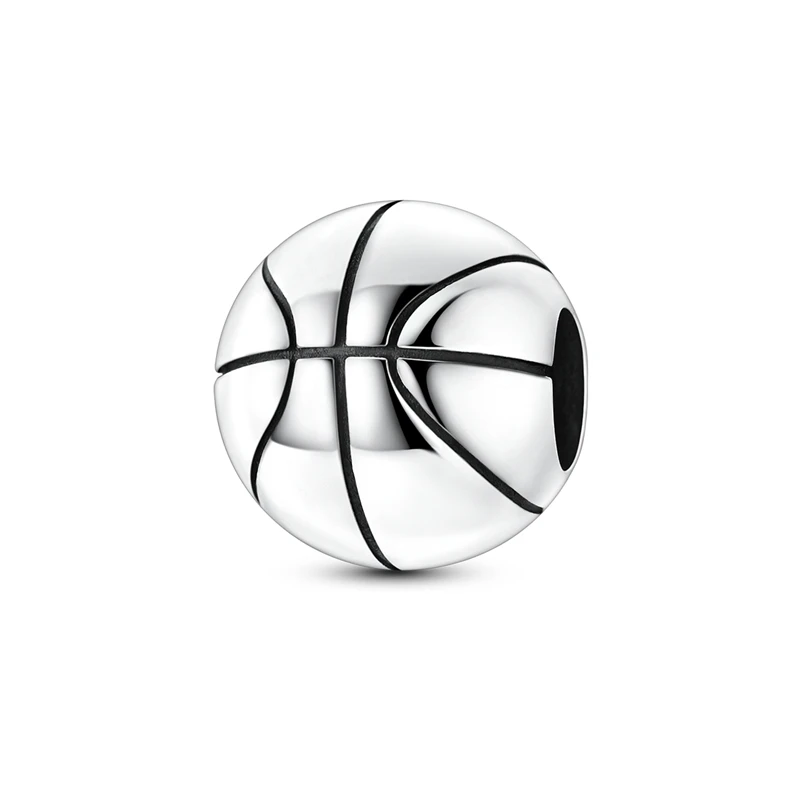 Pingente em prata com formato de bola de basquetebol e sulcos pretos.