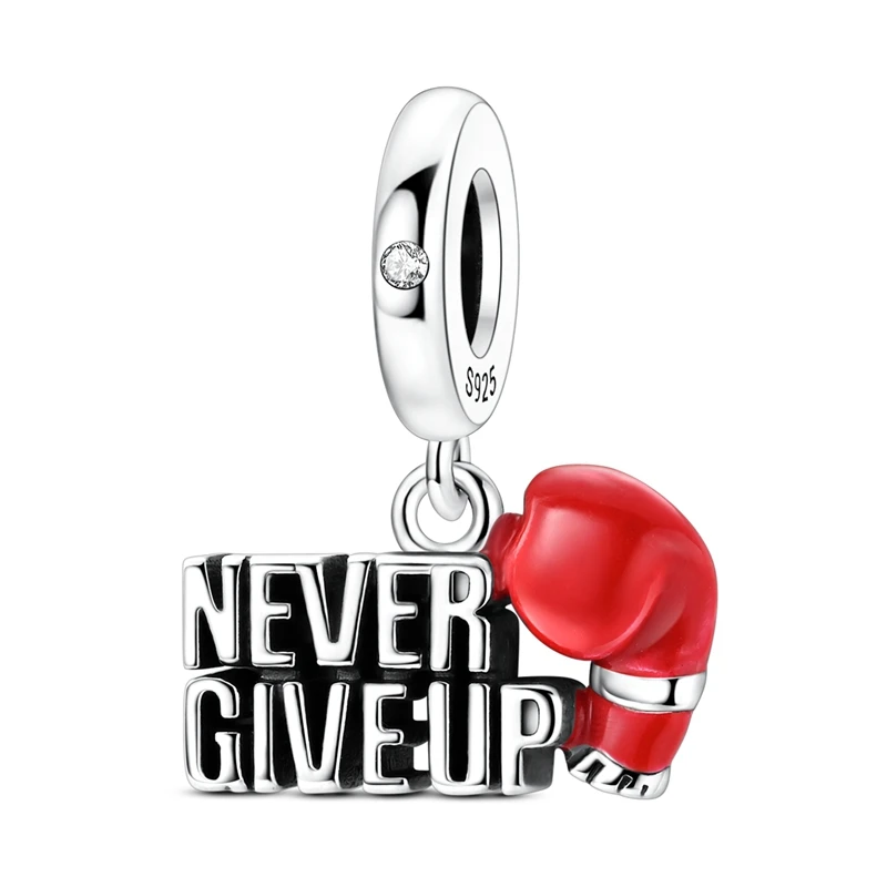 Berloque em prata com pingente de luva de boxe esmaltada a vermelho e texto Never Give Up