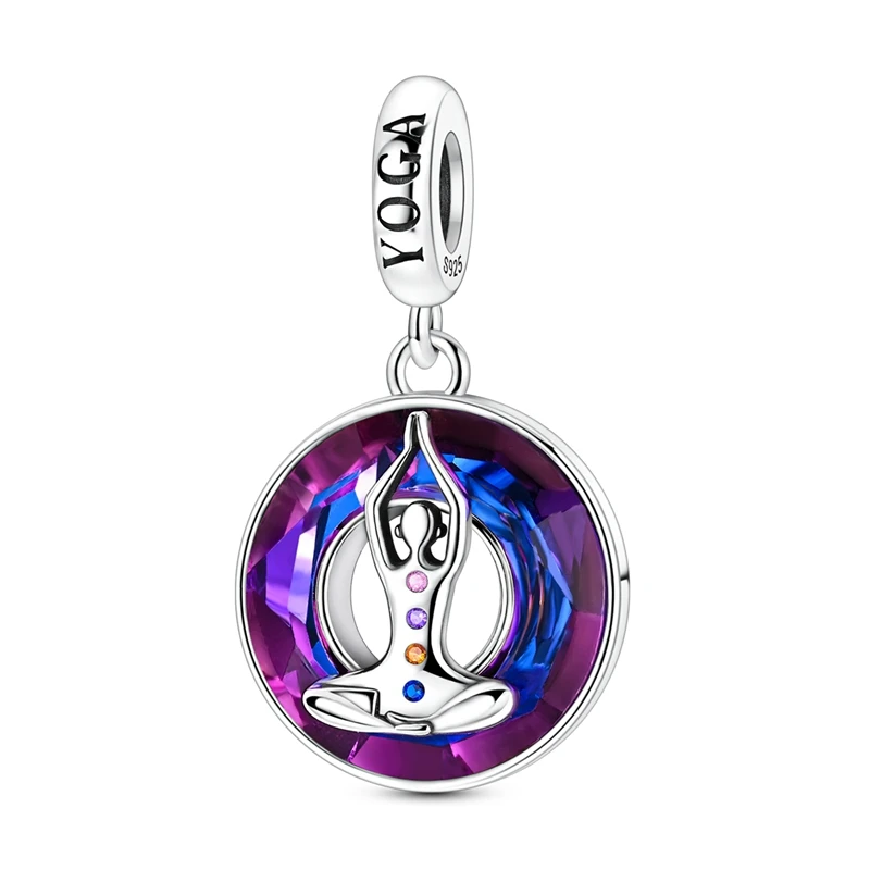 Pingente de prata com figura humana em posição de lótus e chakras coloridos sobre disco de cristal