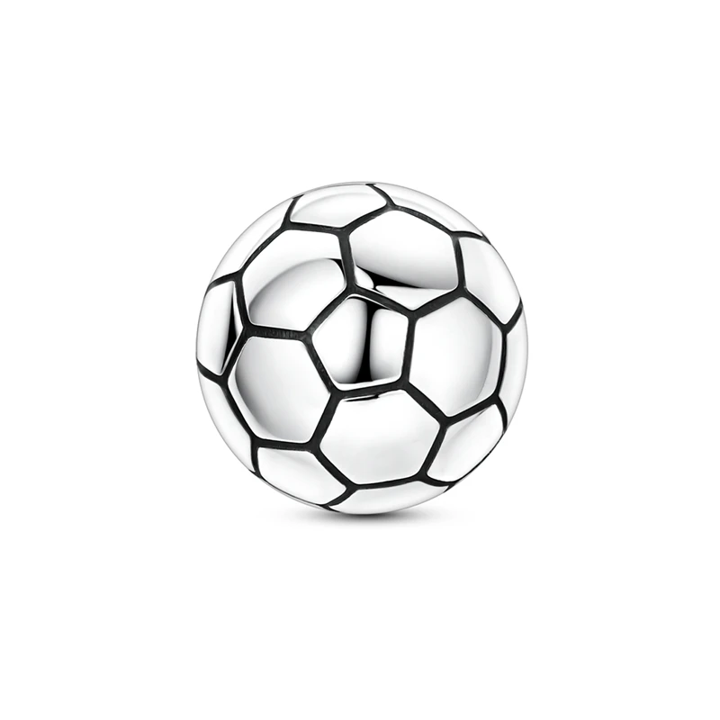 Berloque em prata polida com formato de bola de futebol e detalhes gravados a preto