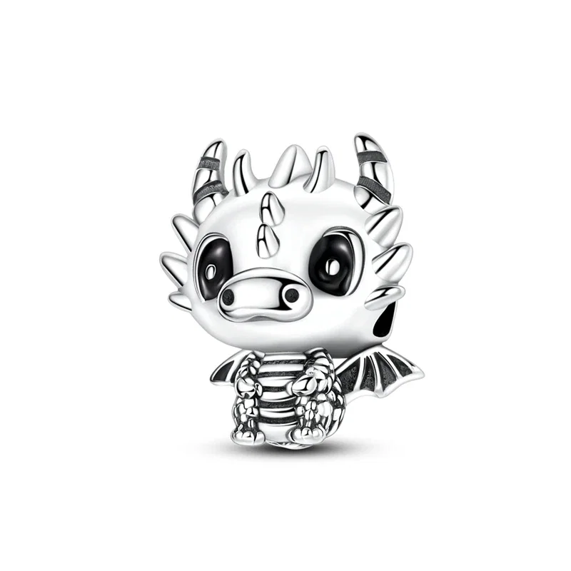 Berloque em prata de bebé dragão cartoon com olhos pretos, asas e chifres.