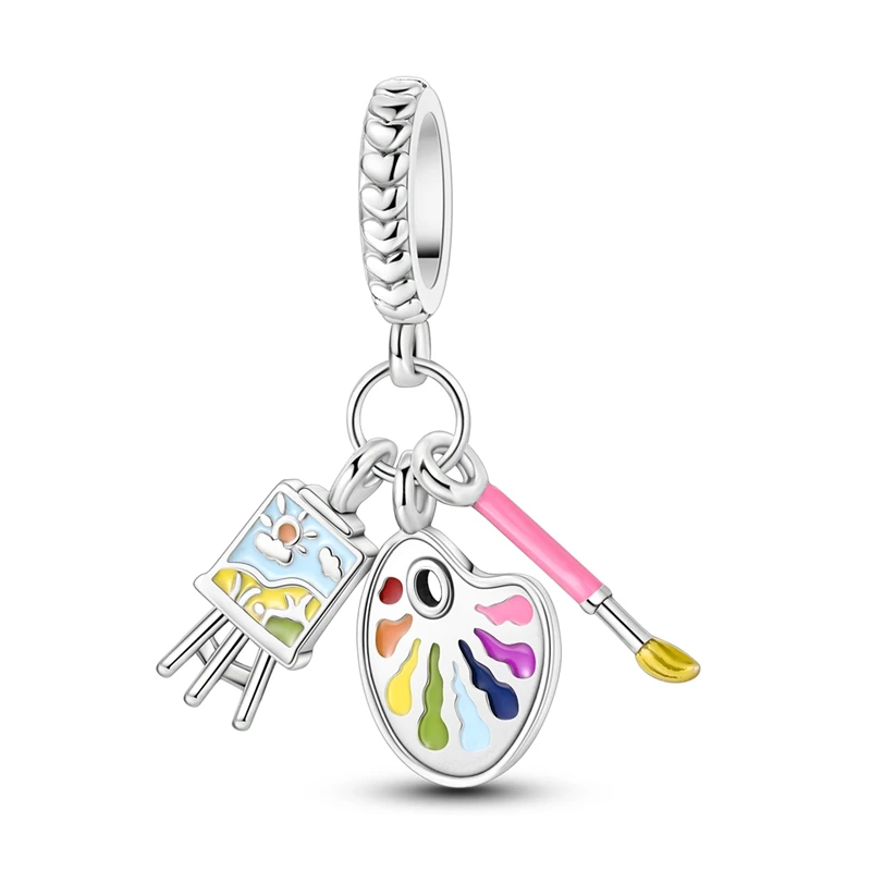 Pingente triplo em prata com cavalete de pintura, paleta colorida e pincel.