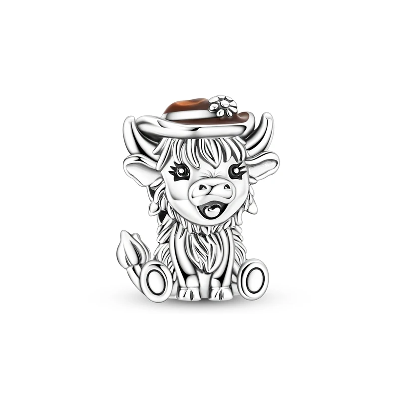 Charm de prata com Vaca das Highlands sentada e chapéu com flor.
