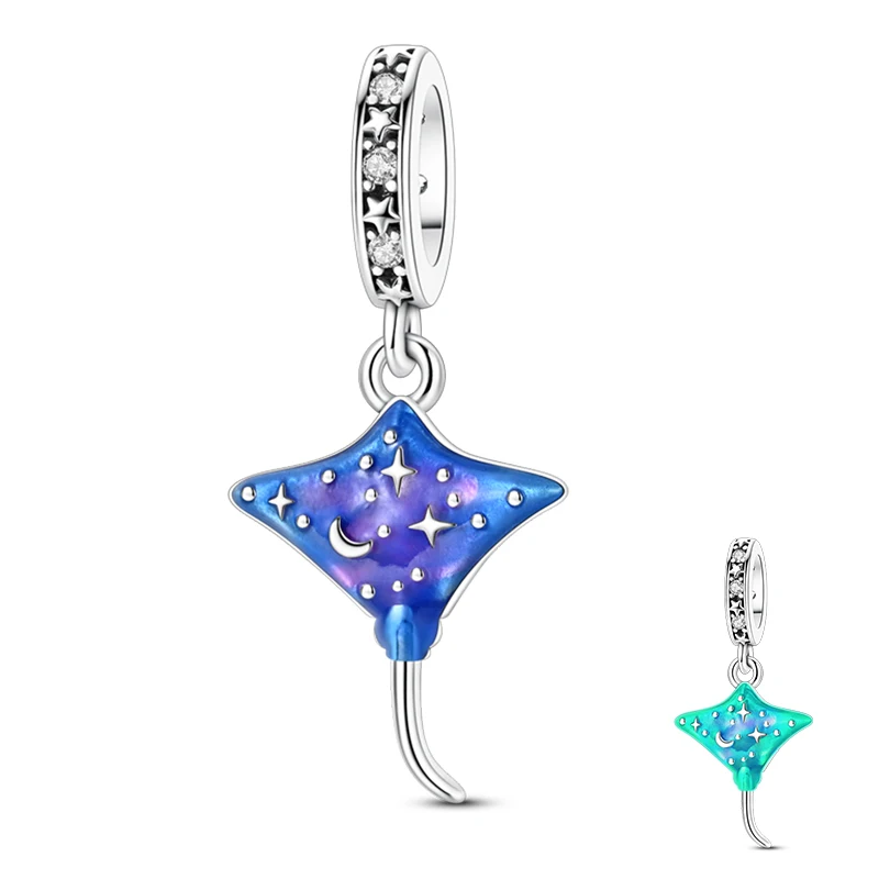 Pingente berloque em prata com arraia azul, detalhes de lua crescente e estrelas