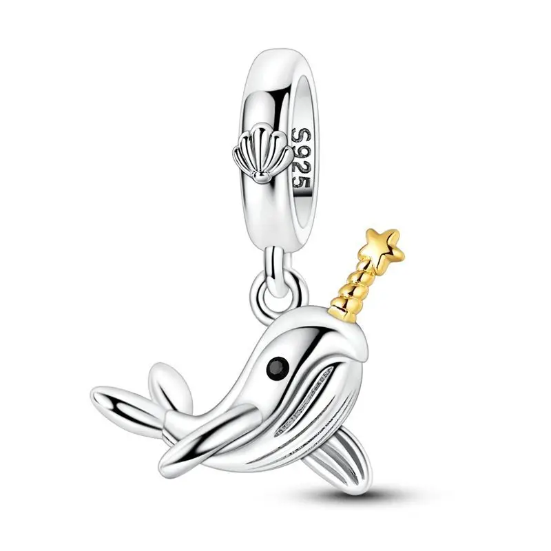 Pingente de prata com narval e estrela dourada, detalhe de concha na argola, fundo neutro