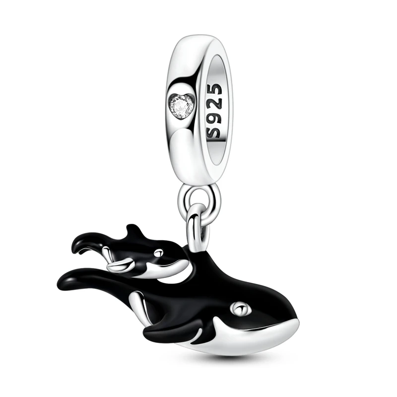 Pingente em prata com duas orcas em esmalte preto, mãe e filhote, e coração com zircónia na argola.