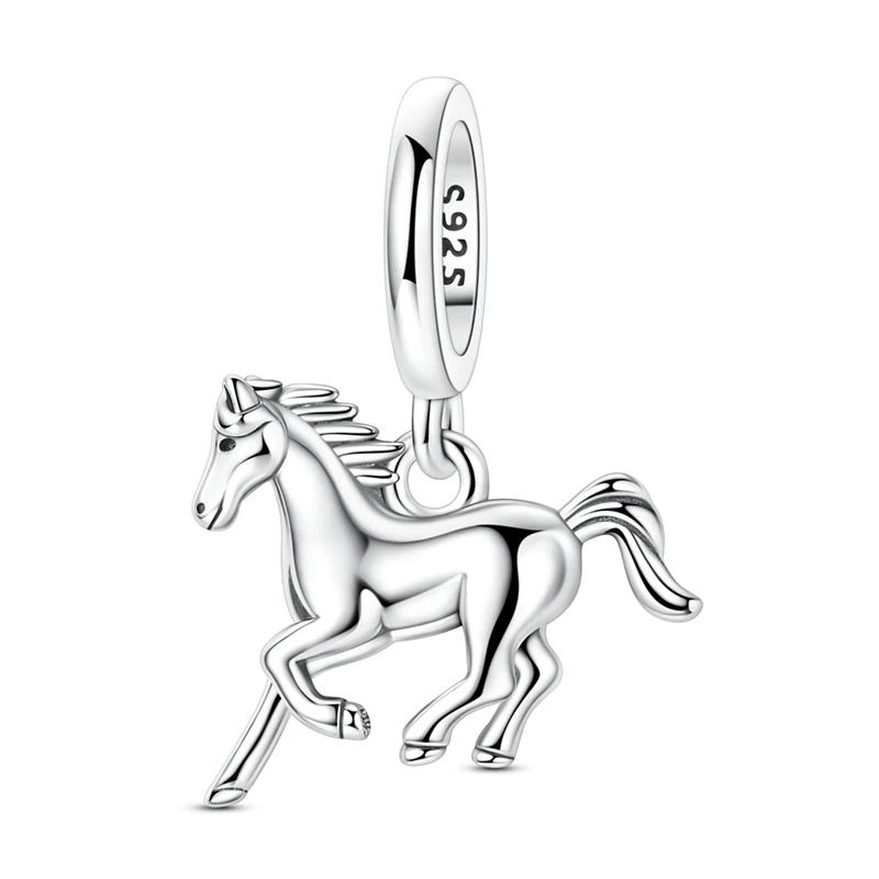 Pingente em prata com cavalo a galope, design escultórico e polido.