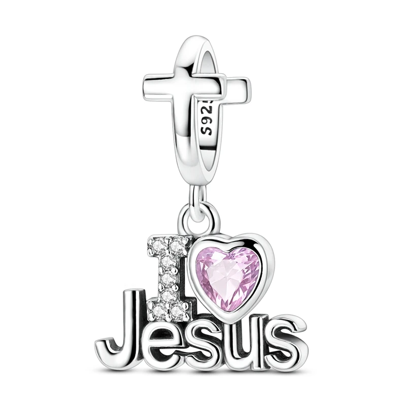 Berloque prata com cruz, frase 'I Love Jesus', zircónias e coração rosa.