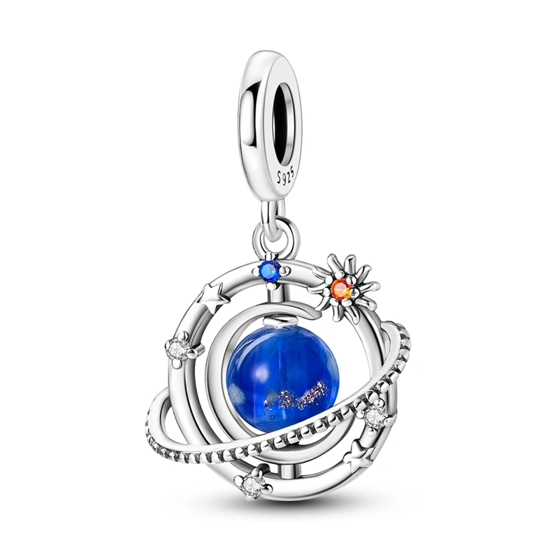 Berloque pendente com Planeta Azul em prata, anéis planetários e detalhes de sol e estrelas.