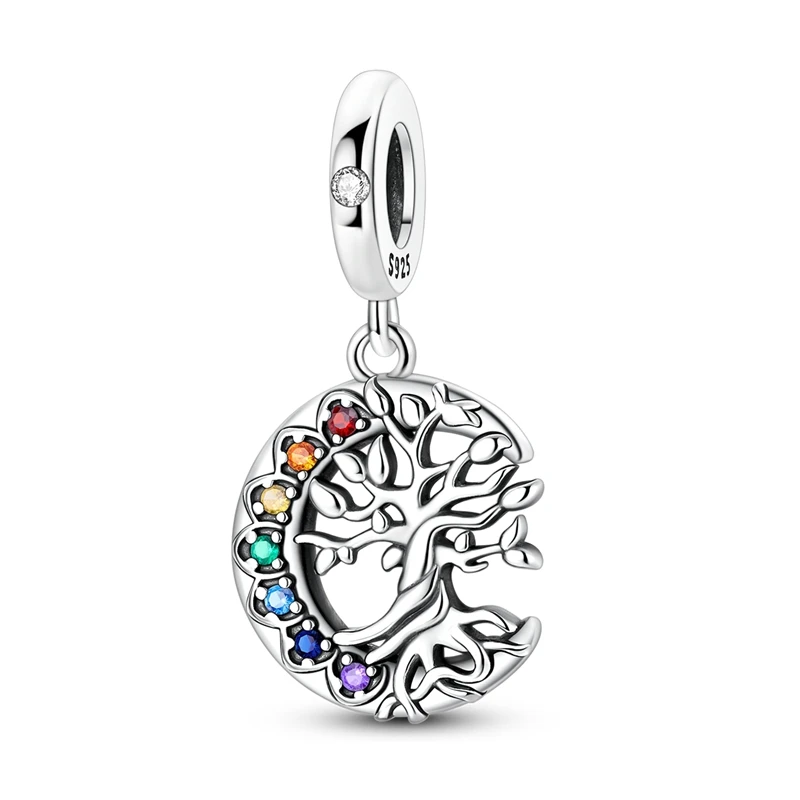 Pendente em prata com lua crescente e árvore da vida, cravejado com zircónias coloridas.