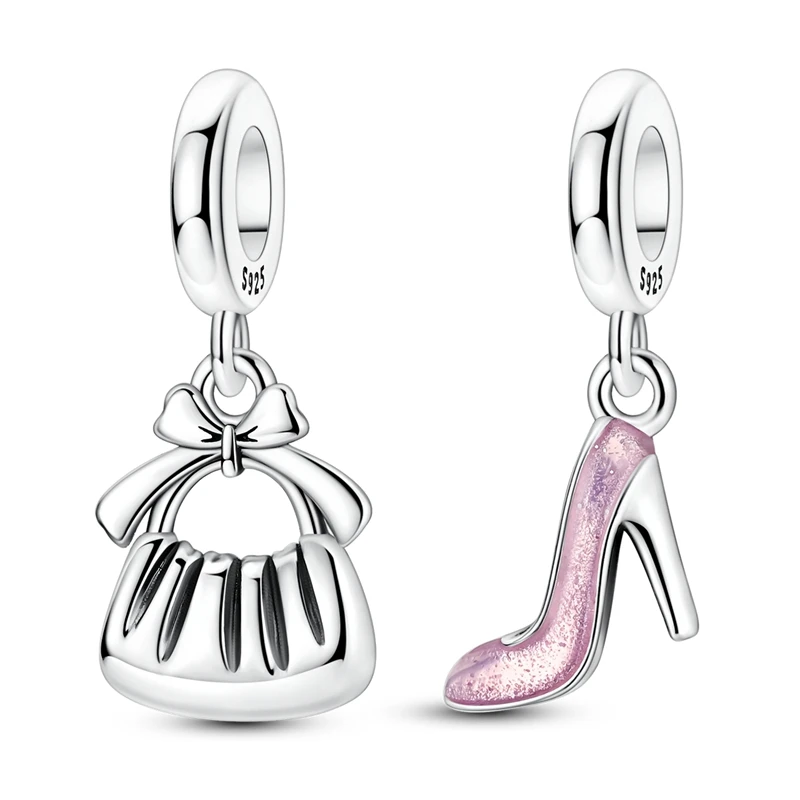 Conjunto de dois charms em prata: mala de mão com laço e sapato de salto alto com glitter rosa.