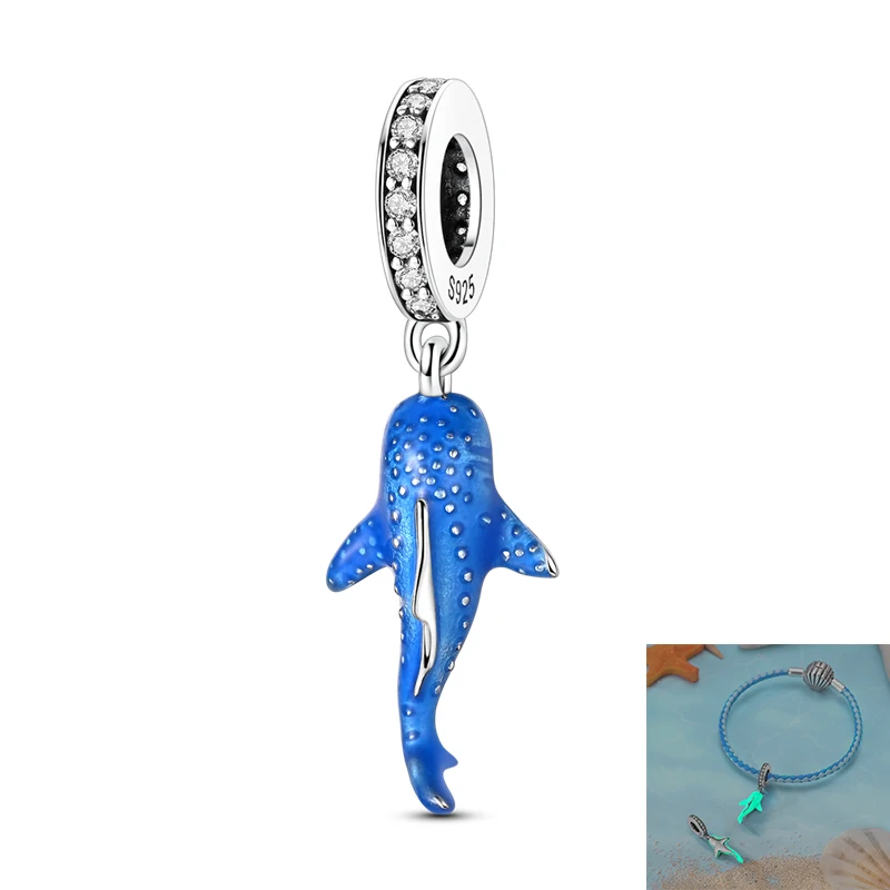 Pingente pendente de tubarão-baleia azul pontilhado com argola cravejada e efeito luminescente