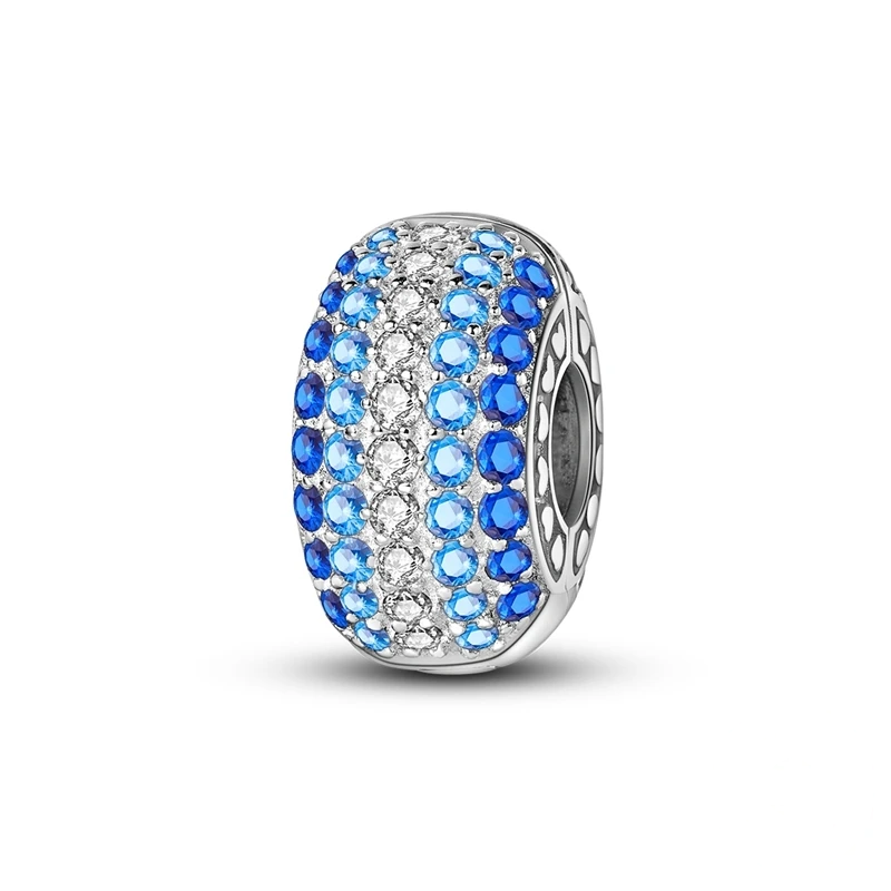 Charm clip cravejado azul em prata com corações vazados e degradê de pedras azuis e brancas