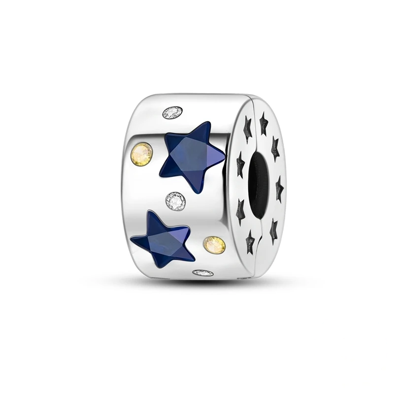 Clipe em prata com estrela azul e pequenos cristais amarelos e transparentes.