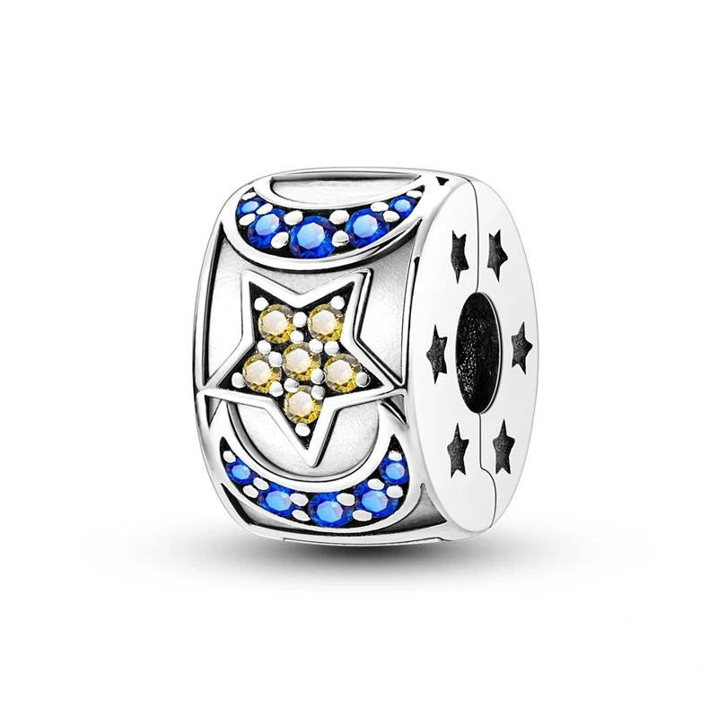 Charm de prata com estrela central cravejada de pedras amarelas e luas crescentes com pedras azuis