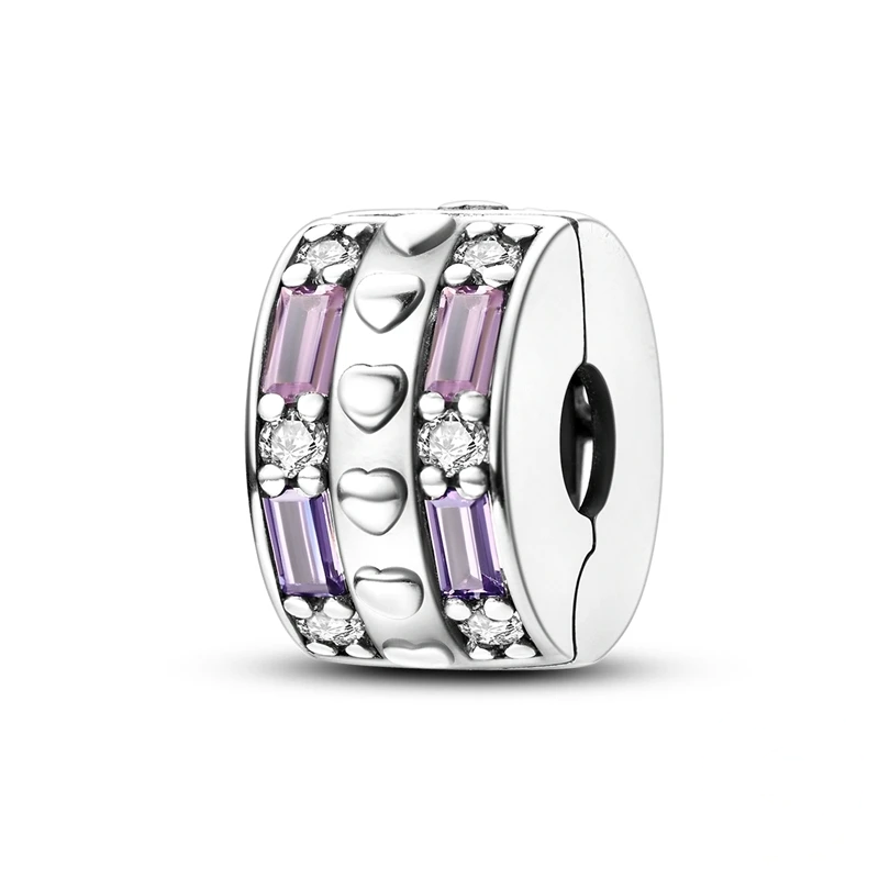 Charm clip em prata 925 com corações gravados e zircónias roxas retangulares.