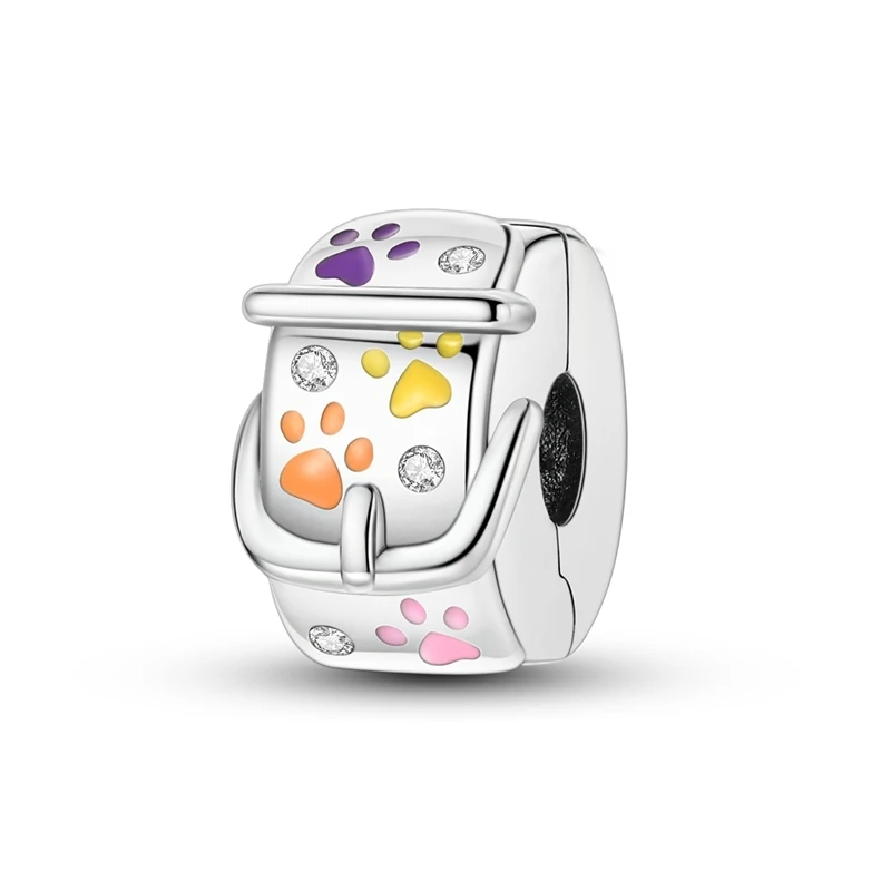 Charm clip em prata no formato de fivela, com patinhas de animais em esmalte colorido e pedras de zircónia.