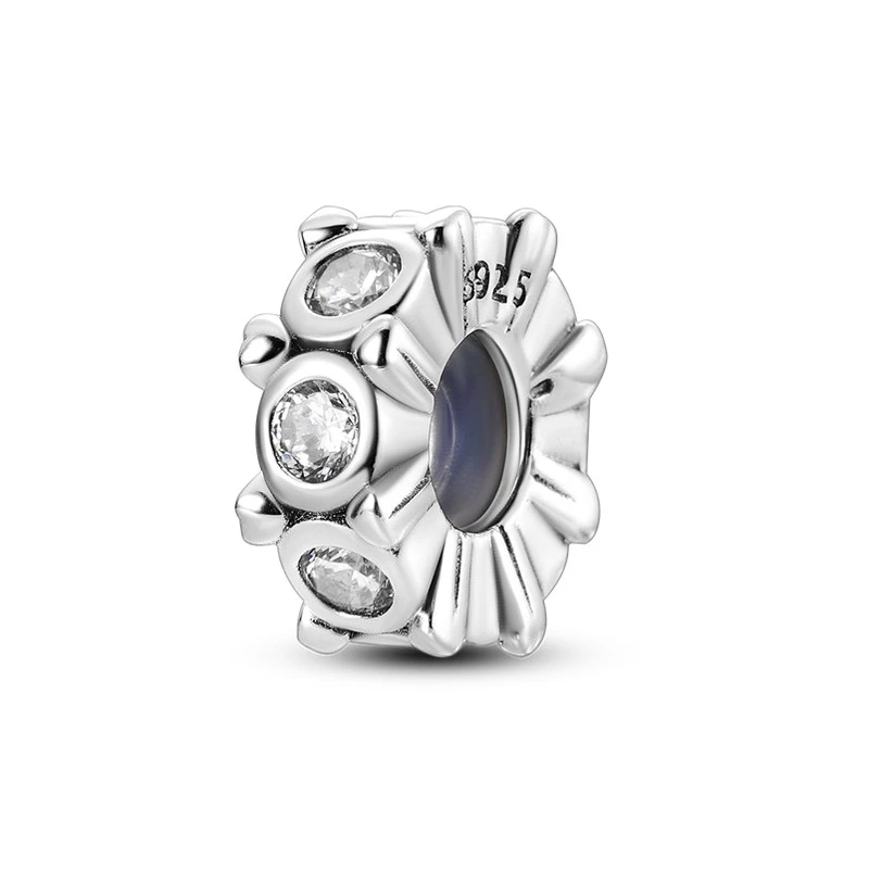 Charm presilha floral em prata com zircónias polidas, detalhes em pétalas de flor sobre fundo neutro