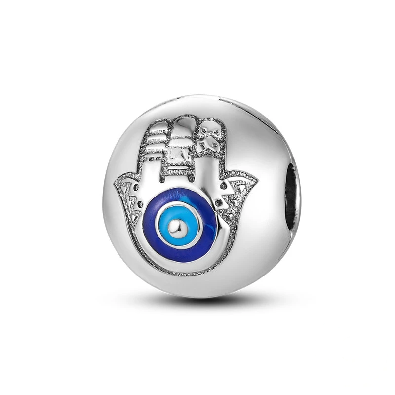 Charm prateado redondo com Mão de Hamsa gravada e Olho Grego em esmalte azul ao centro