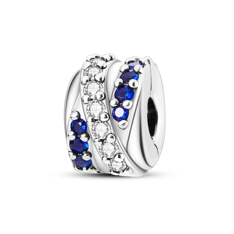 Charm de clipe entrelaçado em prata 925 com zircónias azuis e transparentes, design geométrico polido.