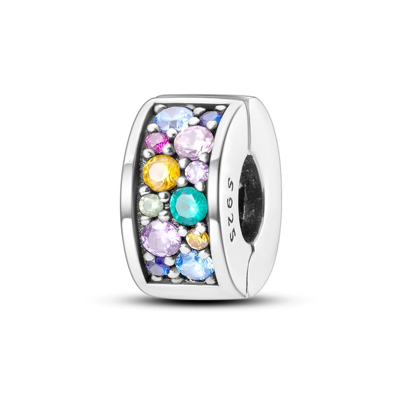 Charm de clip em prata com cristais coloridos, design geométrico e acabamento polido.