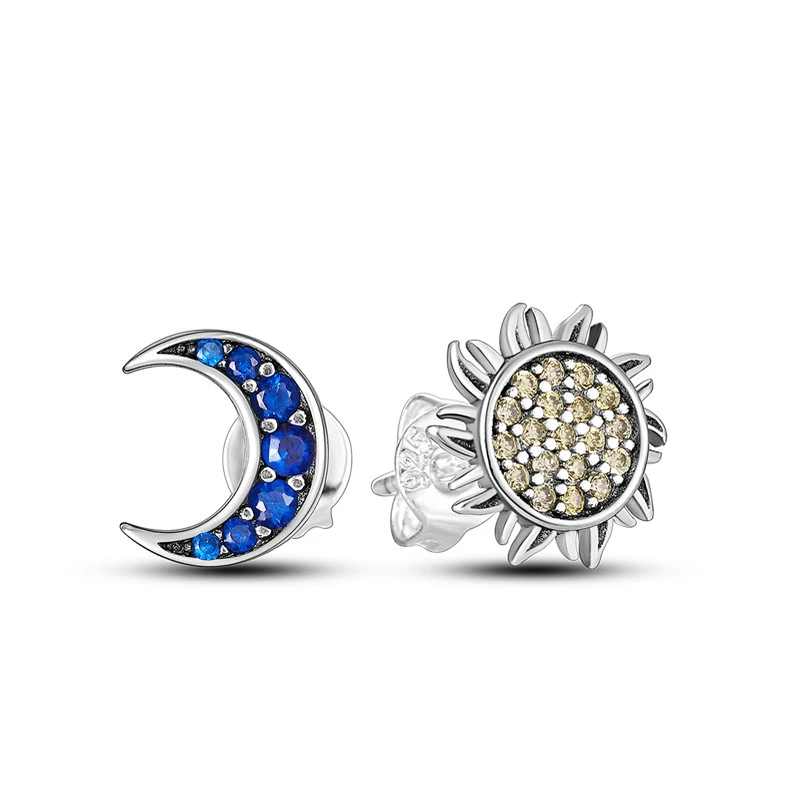 Brincos de prata com um pendente de lua crescente azul e um pendente de sol amarelo, ambos cravejados com zircónias.