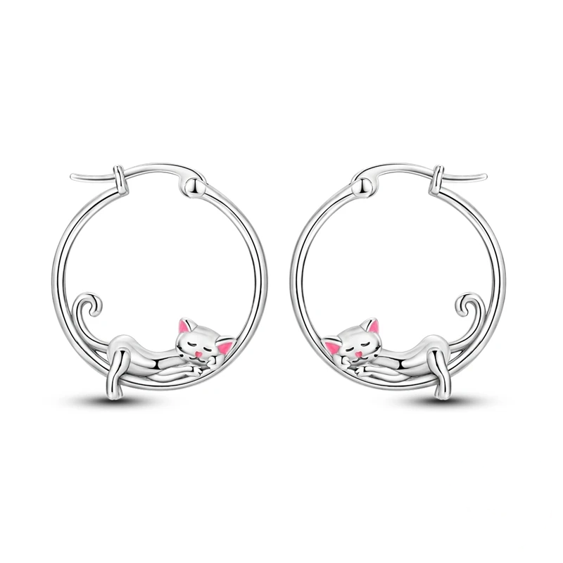 Brincos de argola em prata com figura de gato a dormir no bordo inferior e detalhes em esmalte cor-de-rosa