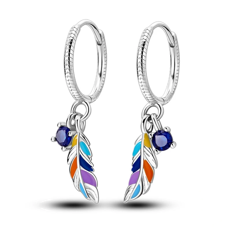 Brincos de argola em prata com pingente de pena esmaltada multicolorida e pedra azul facetada.