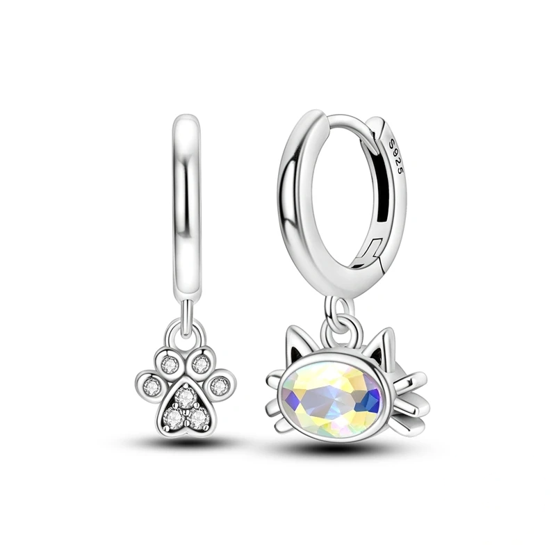 Brincos de argola em prata 925 com pingente de cabeça de gato cravejado com zircónia iridescente.