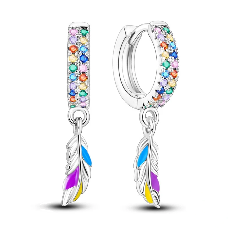 Brincos de argola em prata com pendente pena cravejado de zircônias azuis, roxas e amarelas