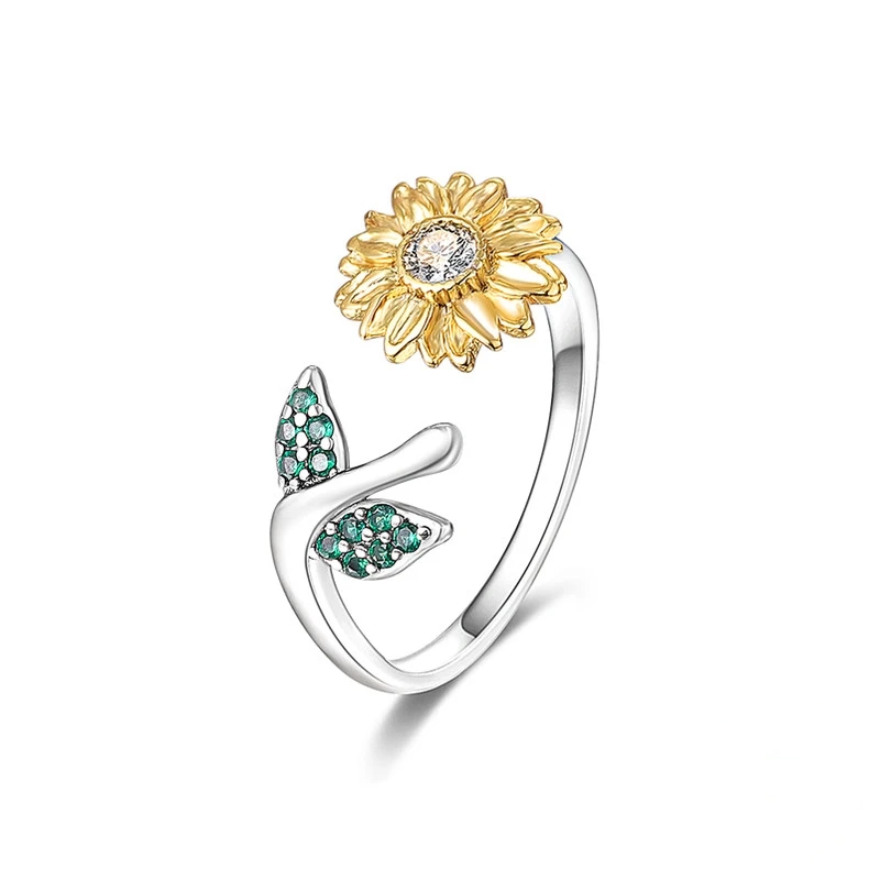 Anel ajustável em prata com um girassol dourado e folhas verdes cravejadas com zircónias coloridas