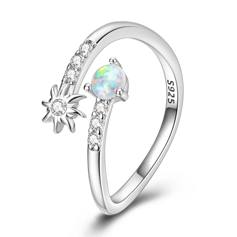 Anel ajustável em prata com estrela solar e pedra de opala iridescente.