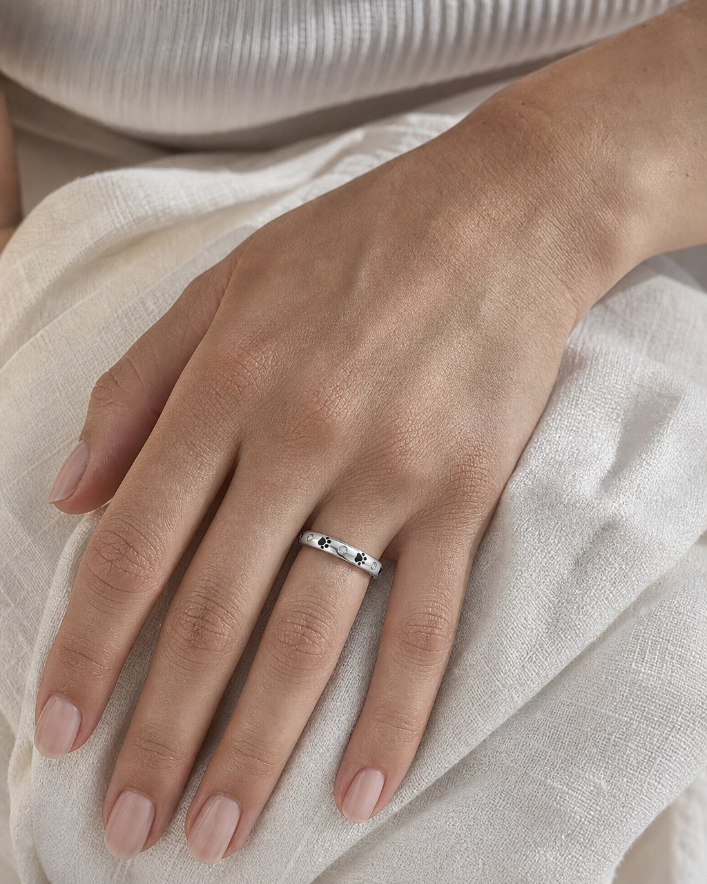 Anillo Huellas Gato — en uso