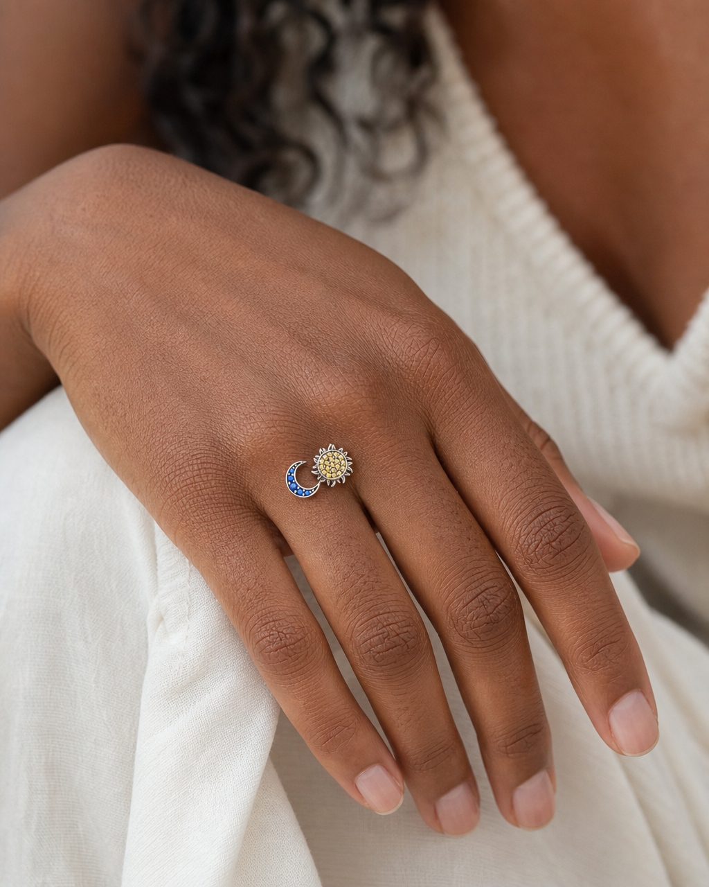 Anello Sole Dorato — indossato