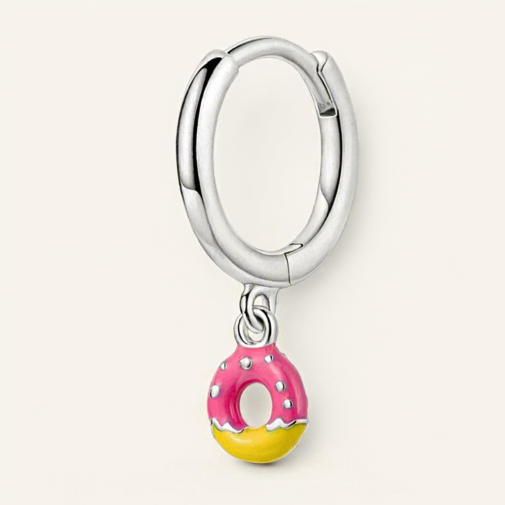 Brincos em prata com charms de casquinha de sorvete e donut, design lúdico e artesanal.
