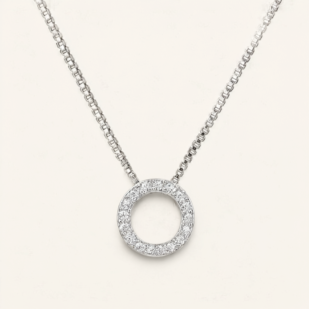 Colar com pendente círculo aberto em prata 925 e zircónias polidas, design minimalista.