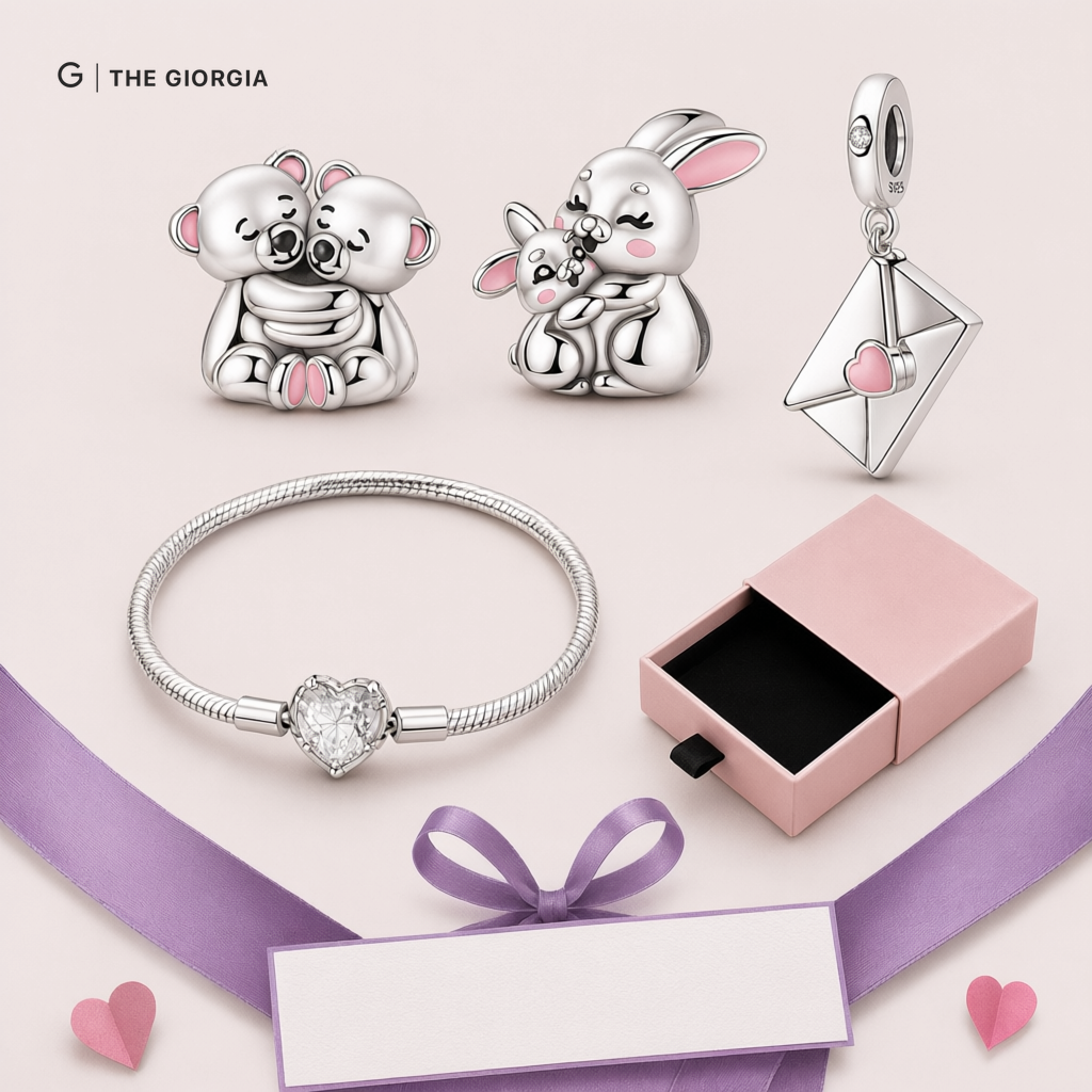 Conjunto de prata com pulseira de fecho coração e berloques de gato na lua, coração com dois gatos e gato pendurado