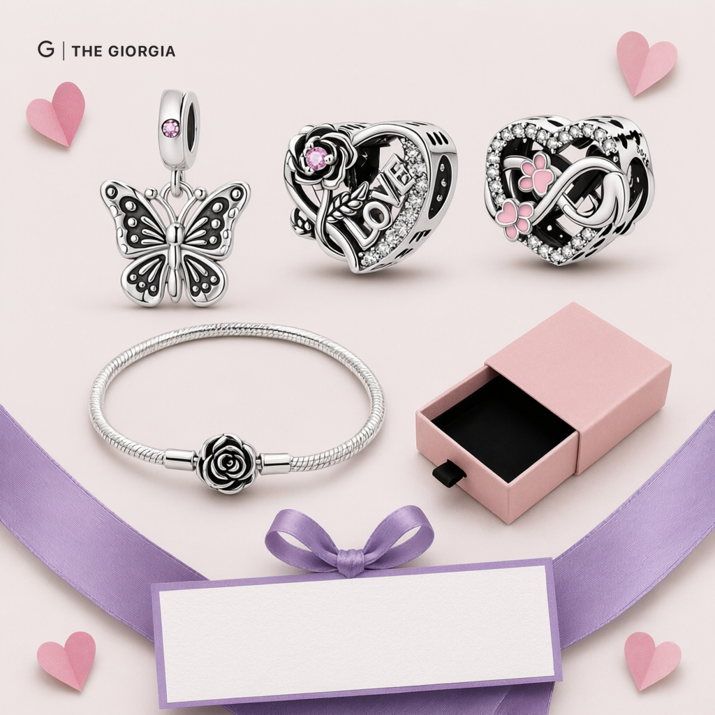Conjunto de pulseira de prata com berloques de coração, borboleta e infinito, sobre fundo neutro