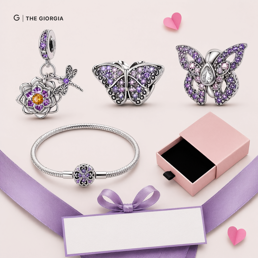 Conjunto de berloques em prata com esmalte: borboleta roxa, flor e libélula amarela, sobre fundo neutro