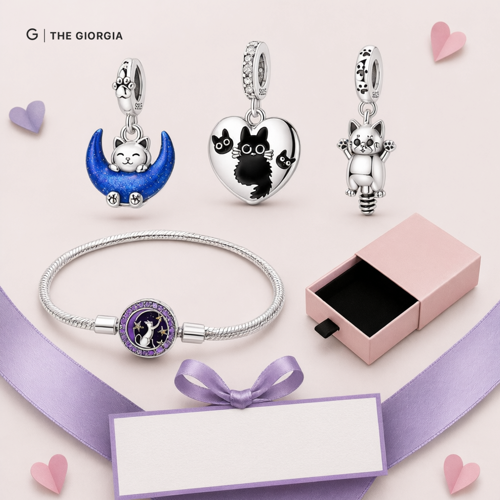 Pulseira de prata com berloques de gato, coração cravejado de zircónias e lua crescente azul