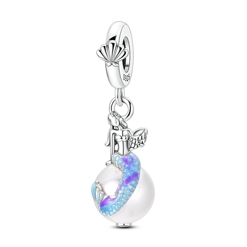 Pendente de sereia em prata com cauda esmaltada azul e violeta, sentada sobre uma pérola branca, com passa-fio de concha