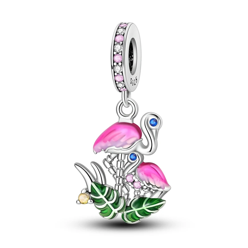 Pingente de prata com dois flamingos cor-de-rosa em esmalte entre folhas tropicais verdes