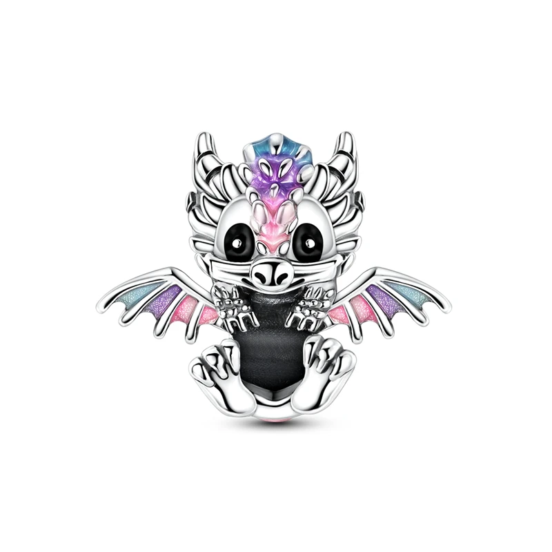 Charm de prata com um dragão bebé alado e detalhes em esmalte pastel