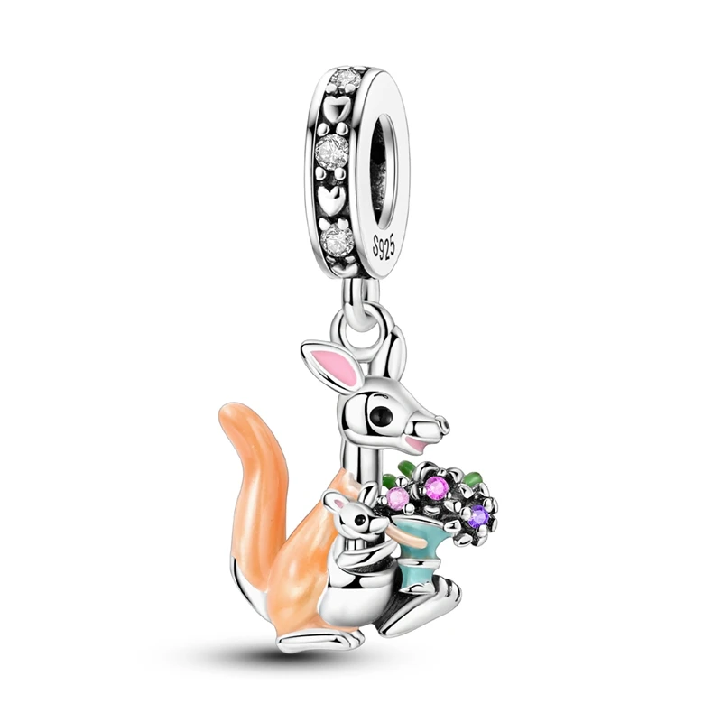Pendente de canguru com filhote em prata e zircónia, segurando um buquê de flores