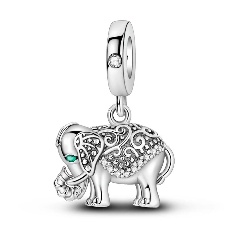 Conta de elefante em prata texturada com a tromba levantada e detalhes filigranados na parte de trás.