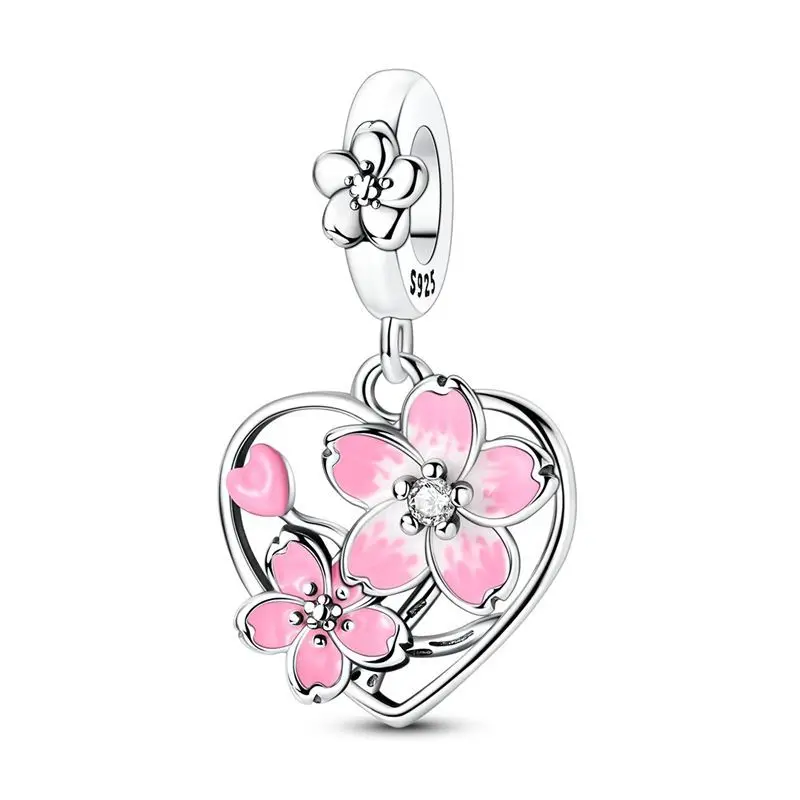 Pingente vazado em formato de coração prateado decorado com flores de cerejeira em esmalte rosa degradê
