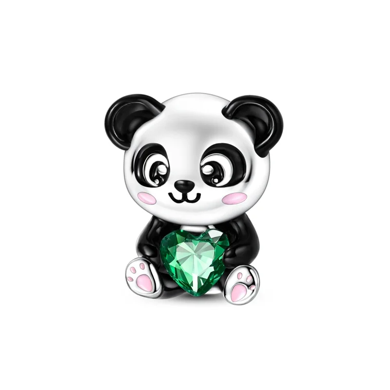 Pendente de panda bebê estilizado em prata, segurando um cristal coração verde de zircónia facetada com detalhes em esmalte.
