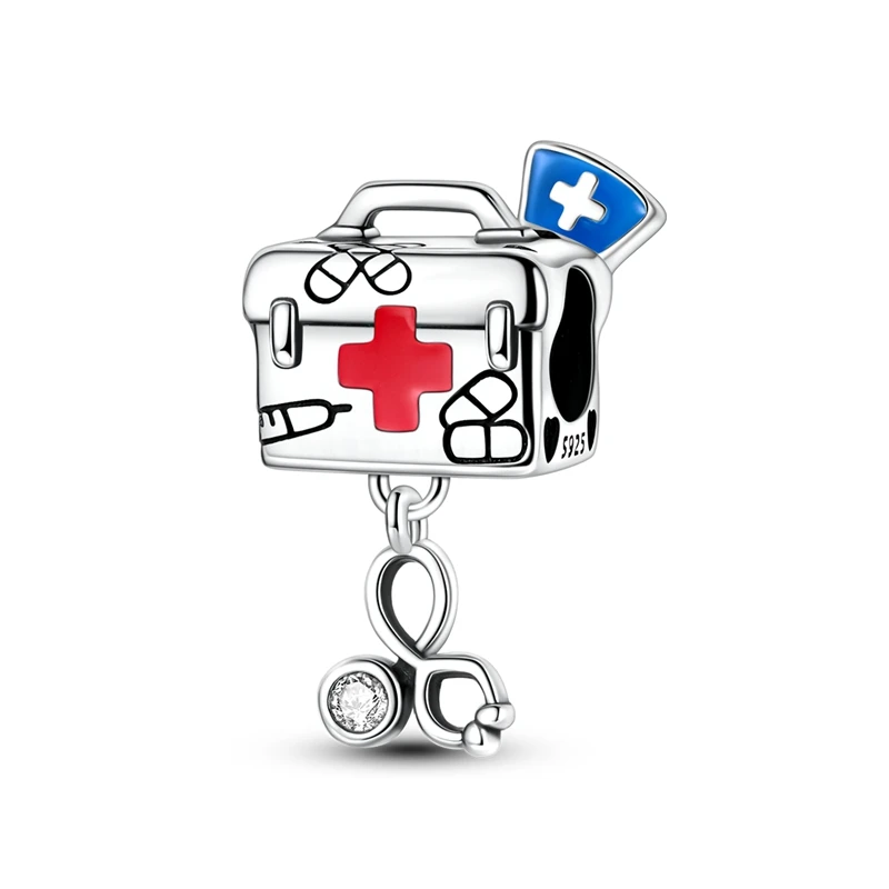 Pendente de prata com miniatura de maleta médica, cruz vermelha, touca de enfermagem azul e estetoscópio com zircónia.